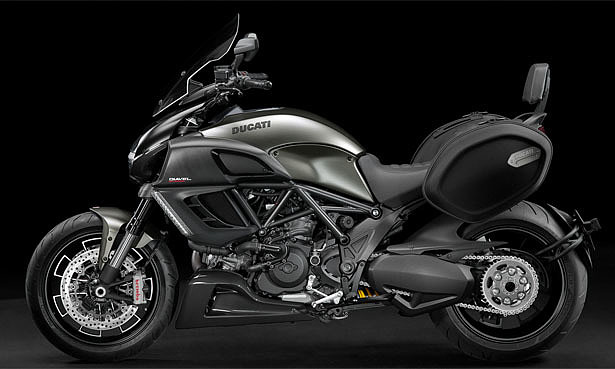 motorcycle，locomotive，Cool and wild，vehicle，ducats，