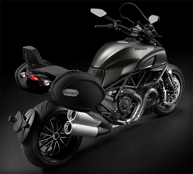 motorcycle，locomotive，Cool and wild，vehicle，ducats，