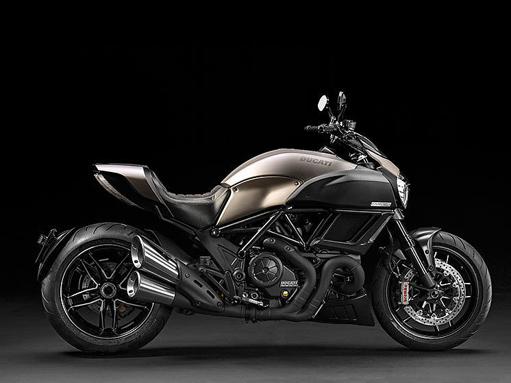 motorcycle，locomotive，Cool and wild，vehicle，ducats，