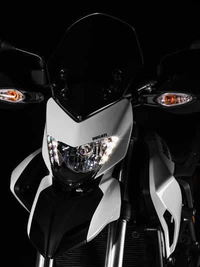 motorcycle，locomotive，Cool and wild，vehicle，ducats，