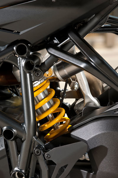 motorcycle，locomotive，Cool and wild，vehicle，ducats，