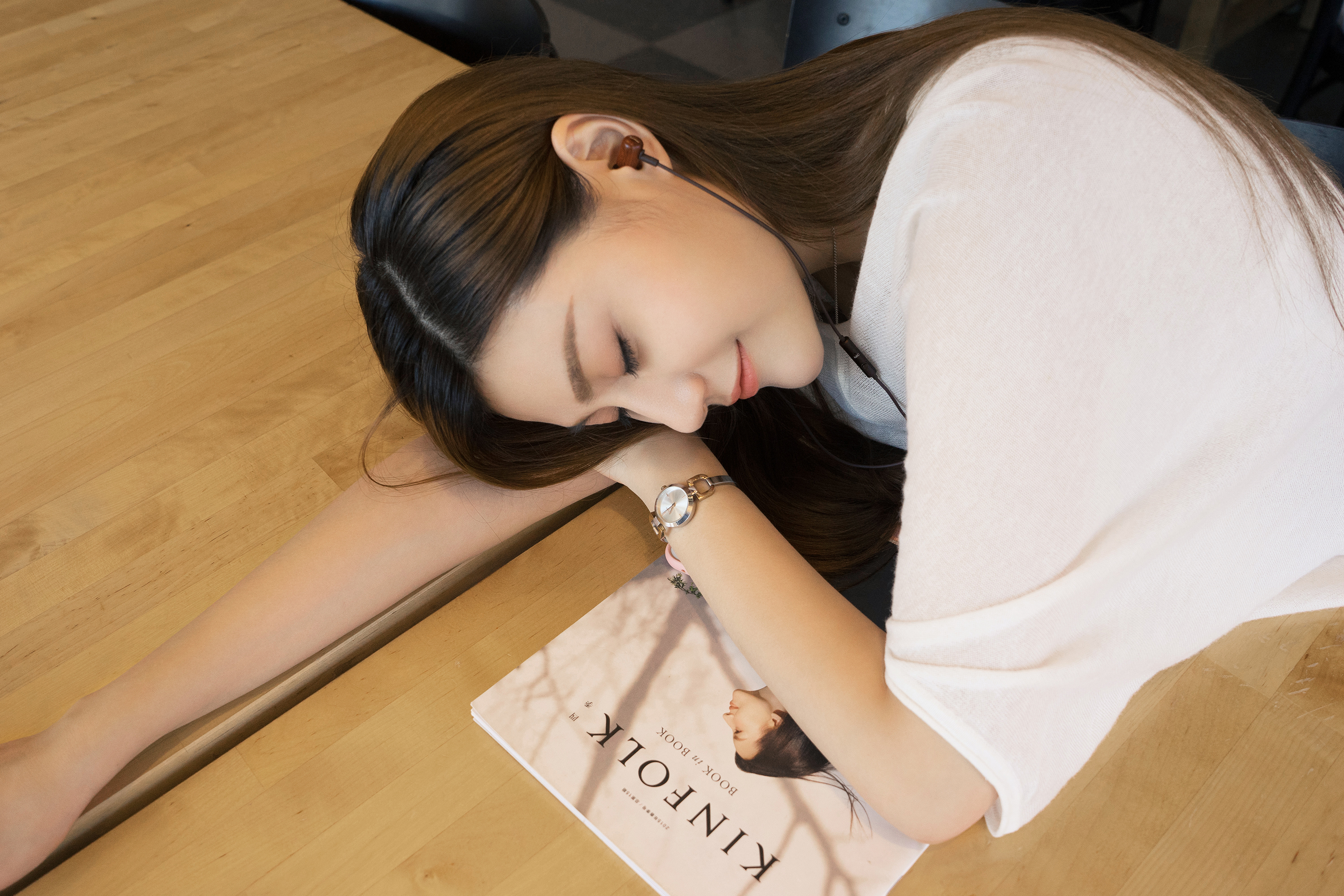 headset，Literary style，woodiness，Wooden earphone design，Earphone design，