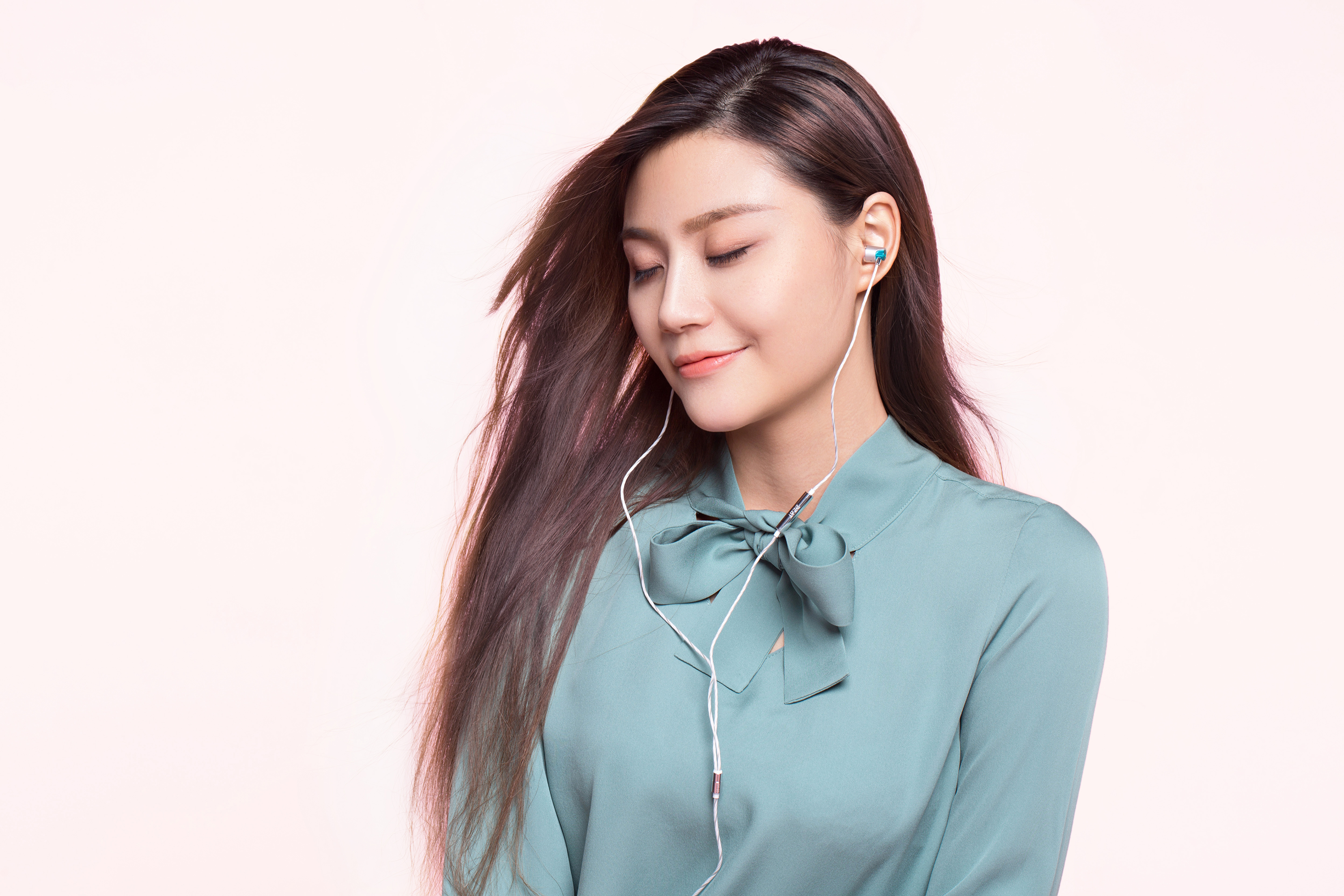 Metal earphone design，Simple headset design，Fashion headset，In ear headphones，