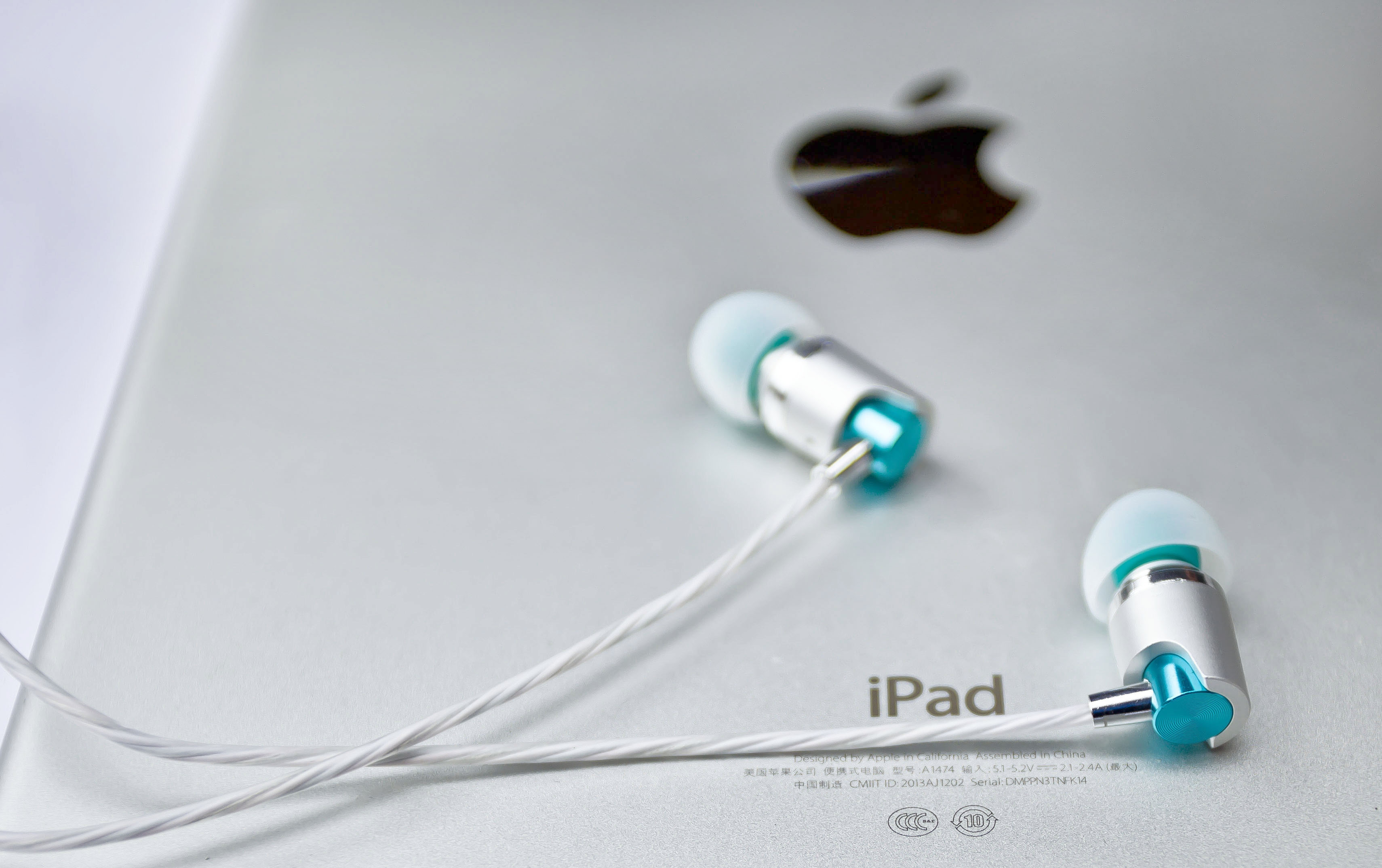 Metal earphone design，Simple headset design，Fashion headset，In ear headphones，