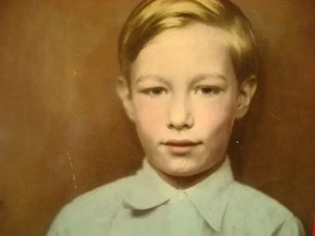 Andy Warhol ，Art circles in the 20th century，Basic Institute of Technology，Campbell's Soup Cans ，Niagara Falls，