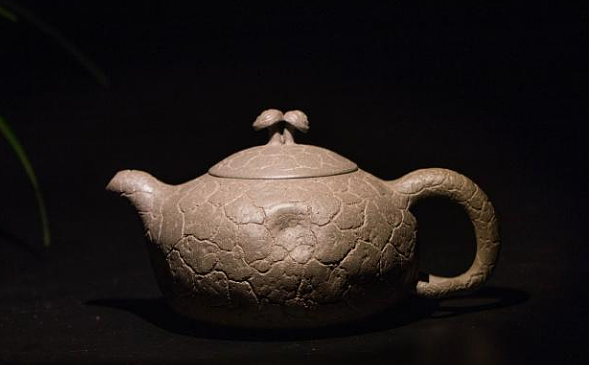 dark-red enameled pottery teapot，Purple sand world，