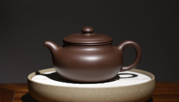 dark-red enameled pottery teapot，Purple sand world，