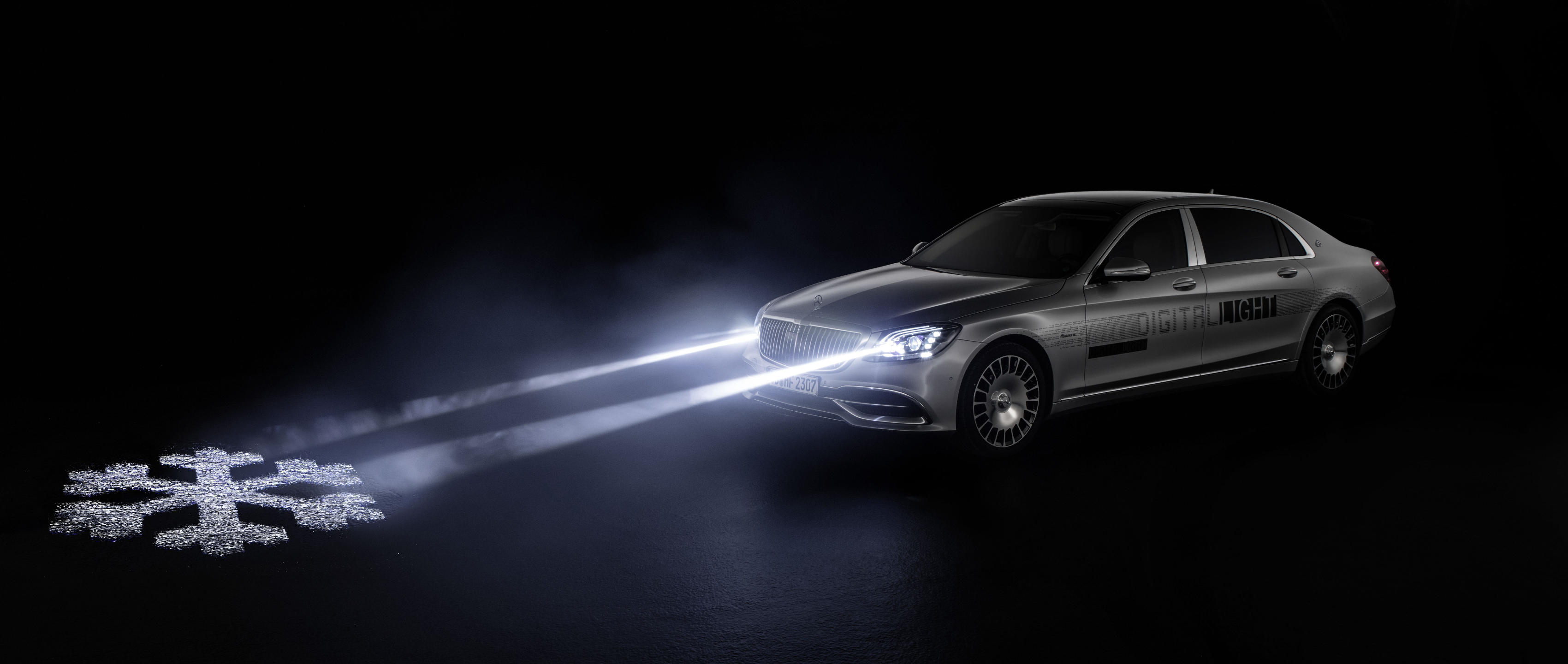 2016 red dot award，LED Headlamp，Benz，spotlight，The headlamps，front of a building，