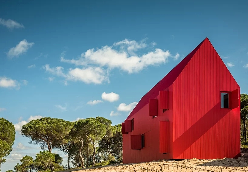 building design，Bright red，Portugal，