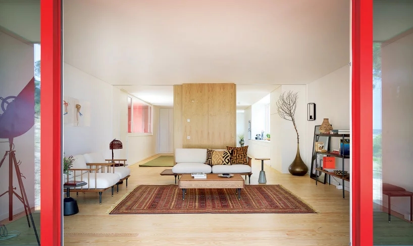 building design，Bright red，Portugal，