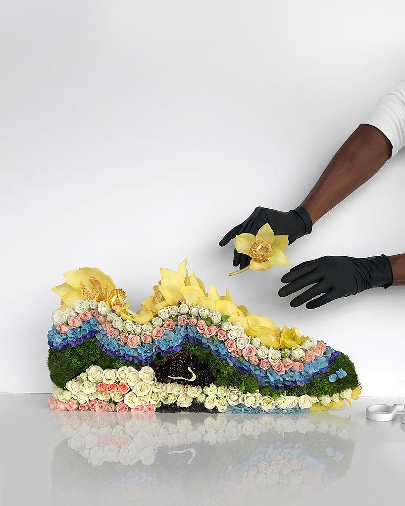 and，gym shoes，flower，