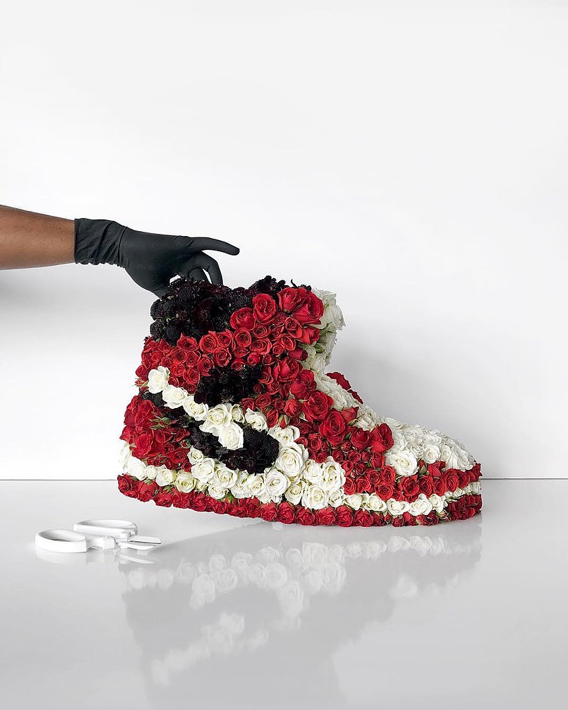 and，gym shoes，flower，
