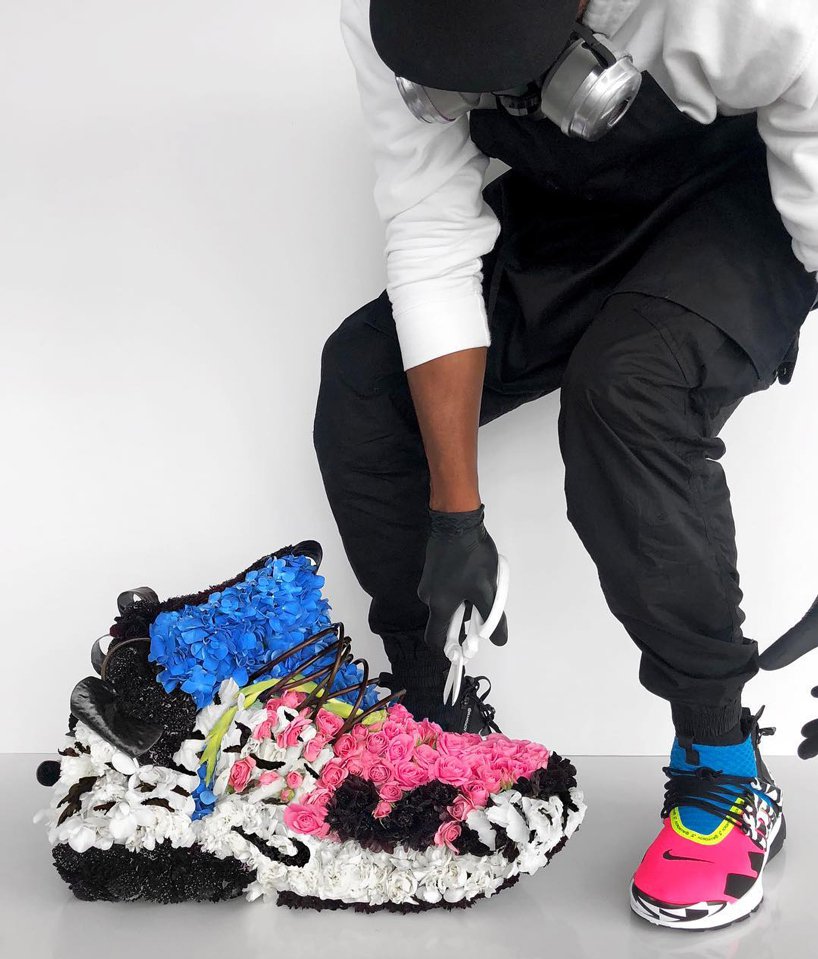 and，gym shoes，flower，