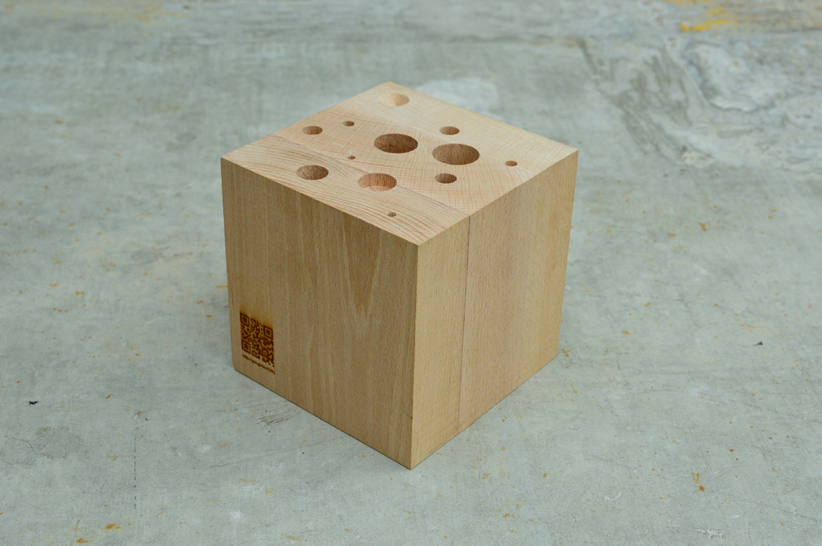 a chandelier，lighting，Desk lamp，light source，