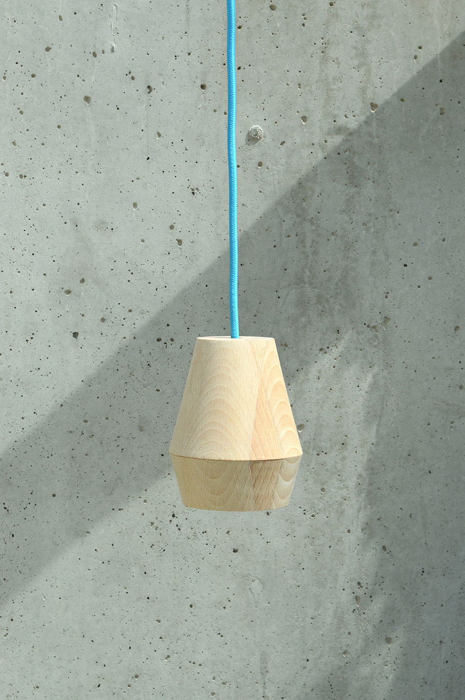 a chandelier，lighting，Desk lamp，light source，