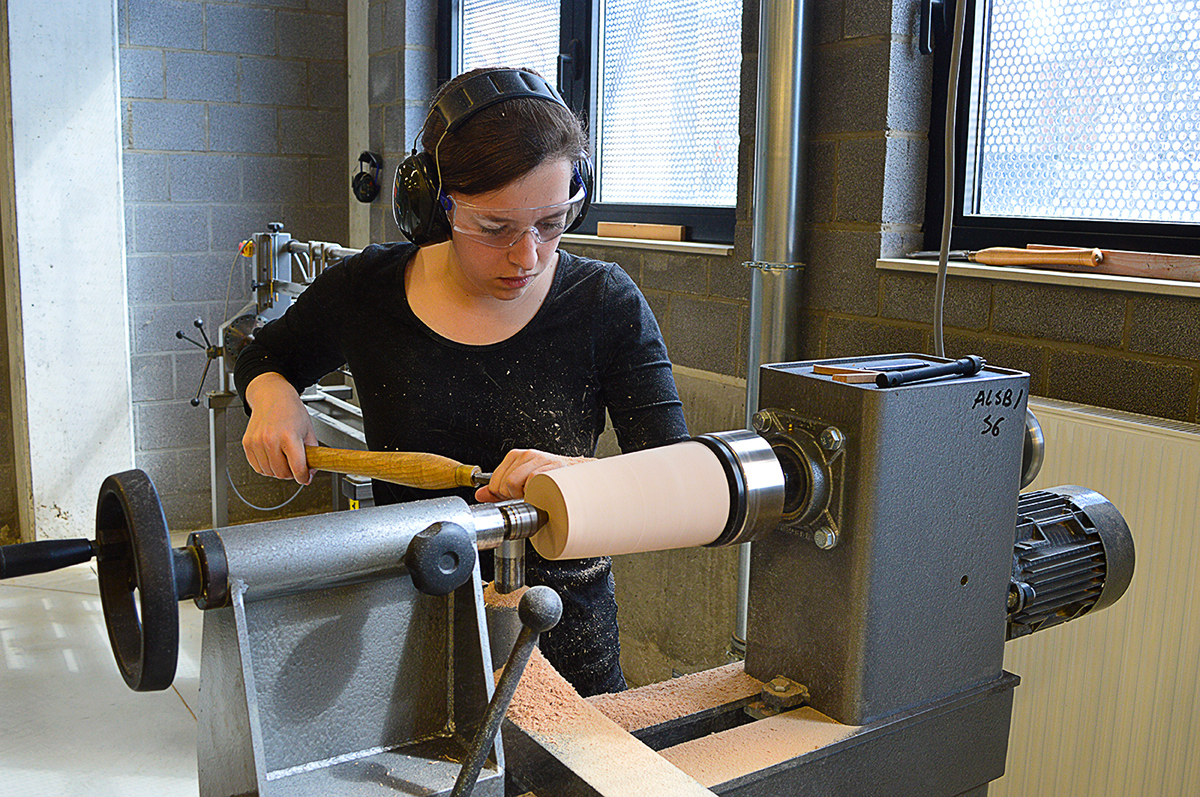 a chandelier，lighting，Desk lamp，light source，