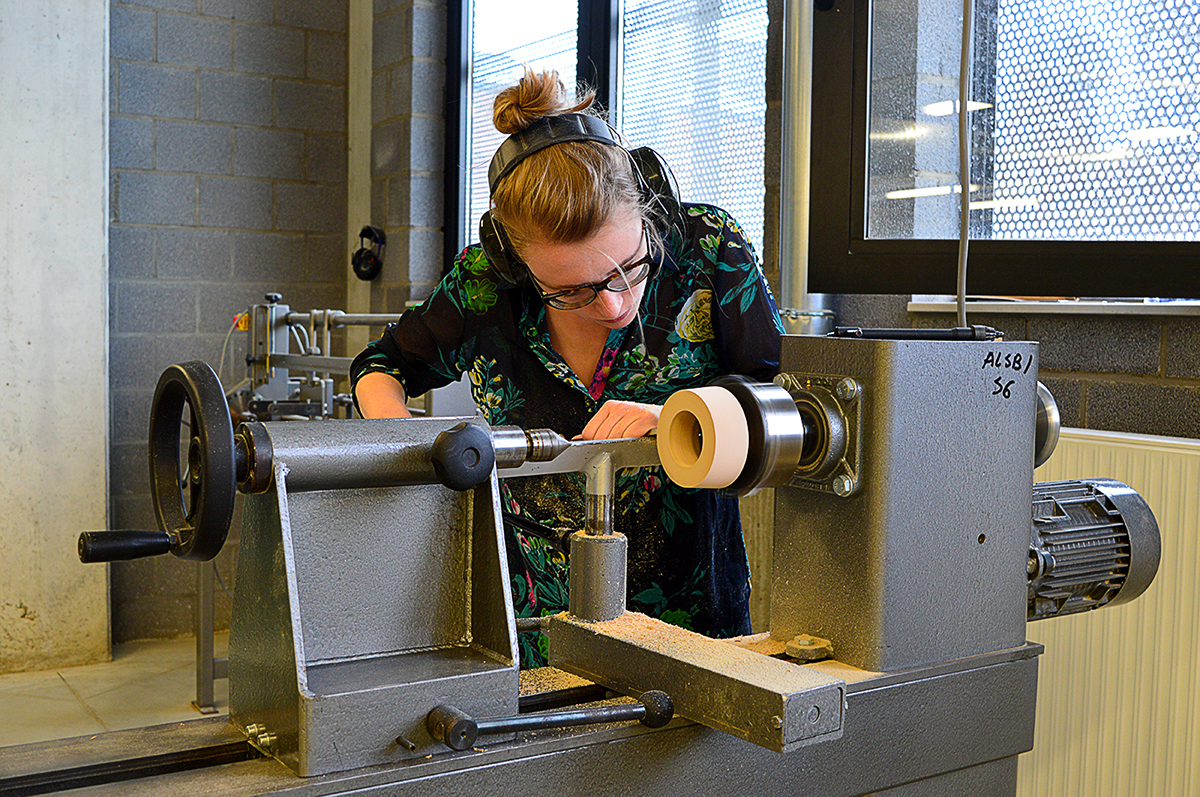 a chandelier，lighting，Desk lamp，light source，