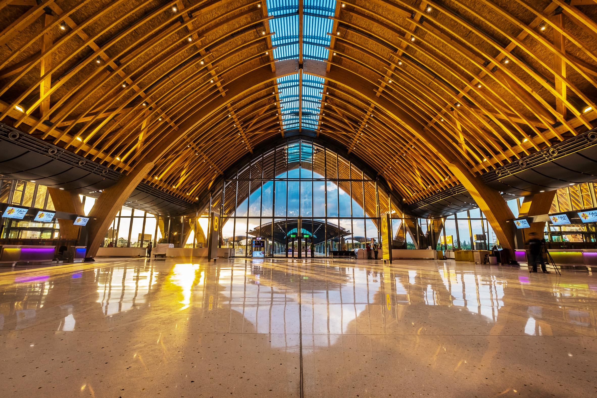 一座有着拱门支撑的波浪屋顶的 ---- 菲律国际机场 - 普象网