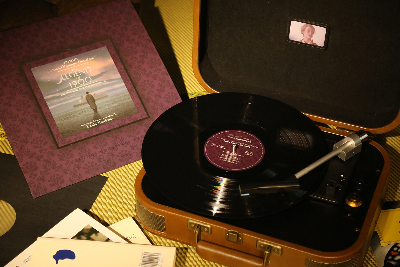Black glue machine，phonograph，a record player，Portable record player，Vintage record player，