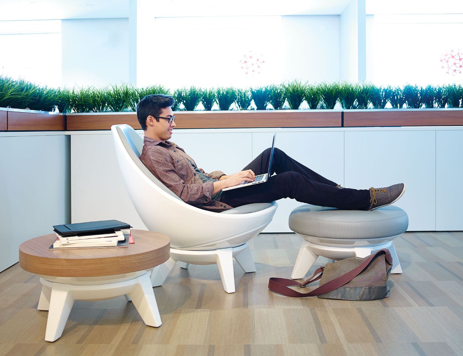 chair，Color contrast，swing，furniture，