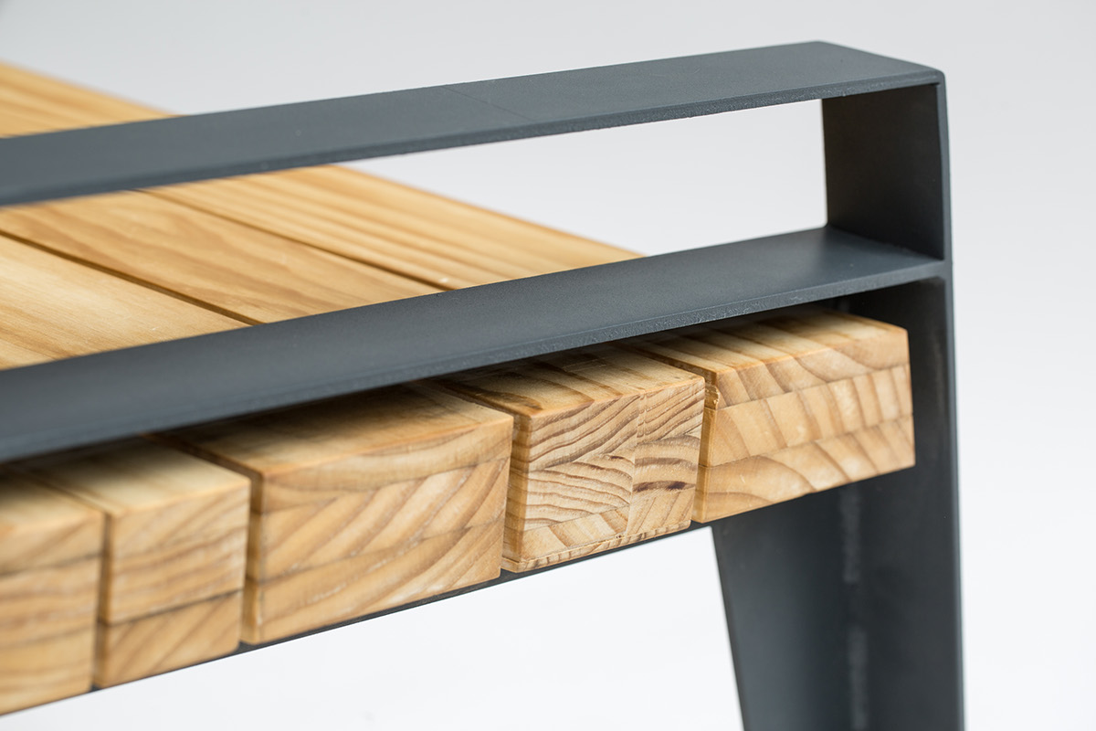 outdoors，stool，bench，It's an old balcony.，