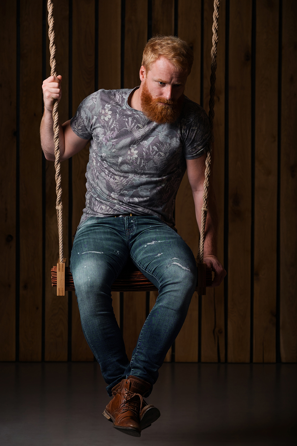 Tomas Vacek，swing，HALUZ，indoor，outdoors，entertainment，