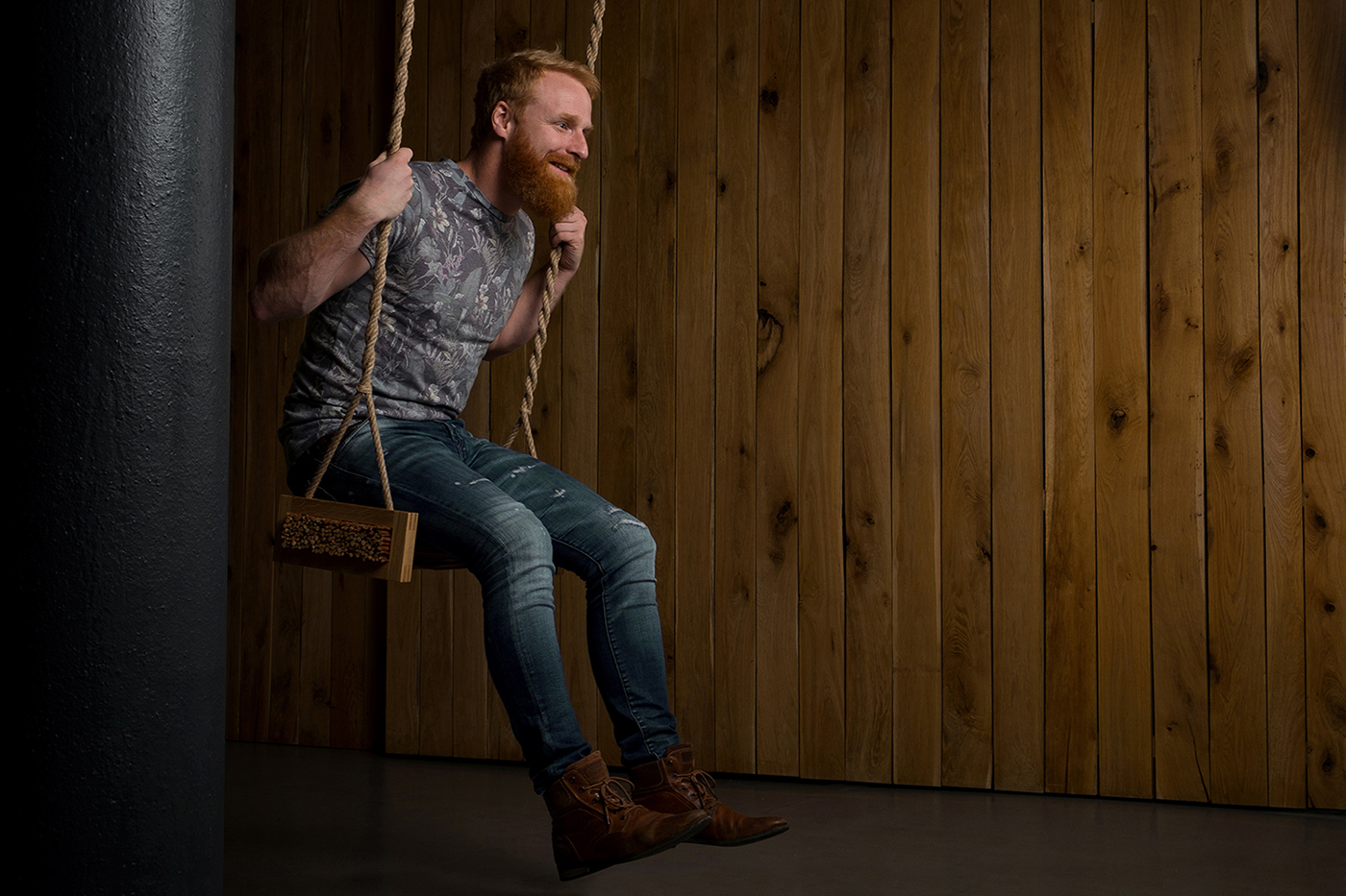 Tomas Vacek，swing，HALUZ，indoor，outdoors，entertainment，