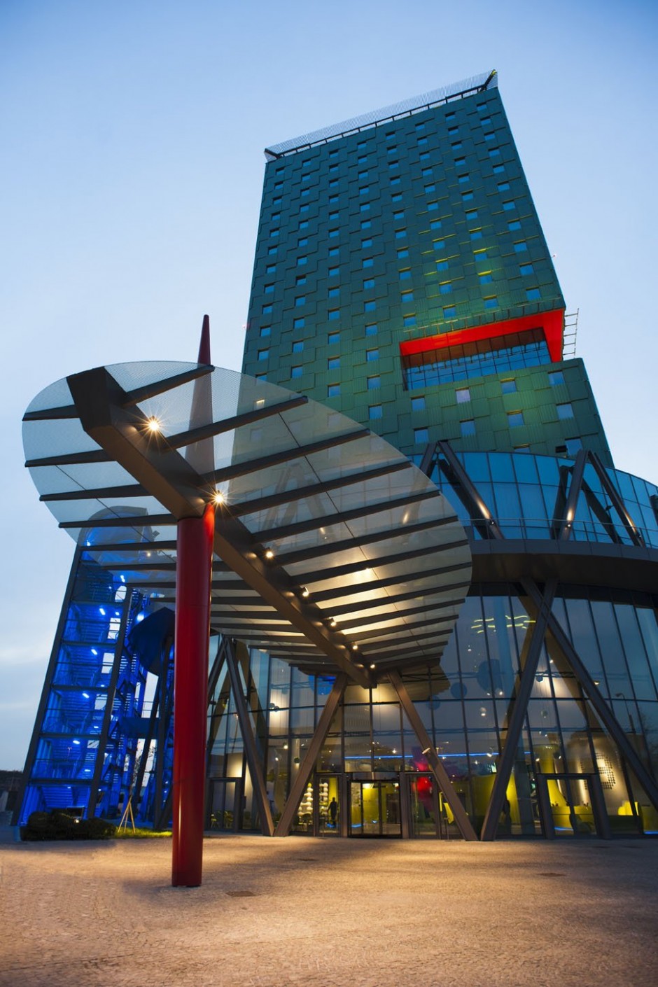 b4milano将未来主义的外观和80年代迷幻的色彩结合到一起的米兰b4酒店