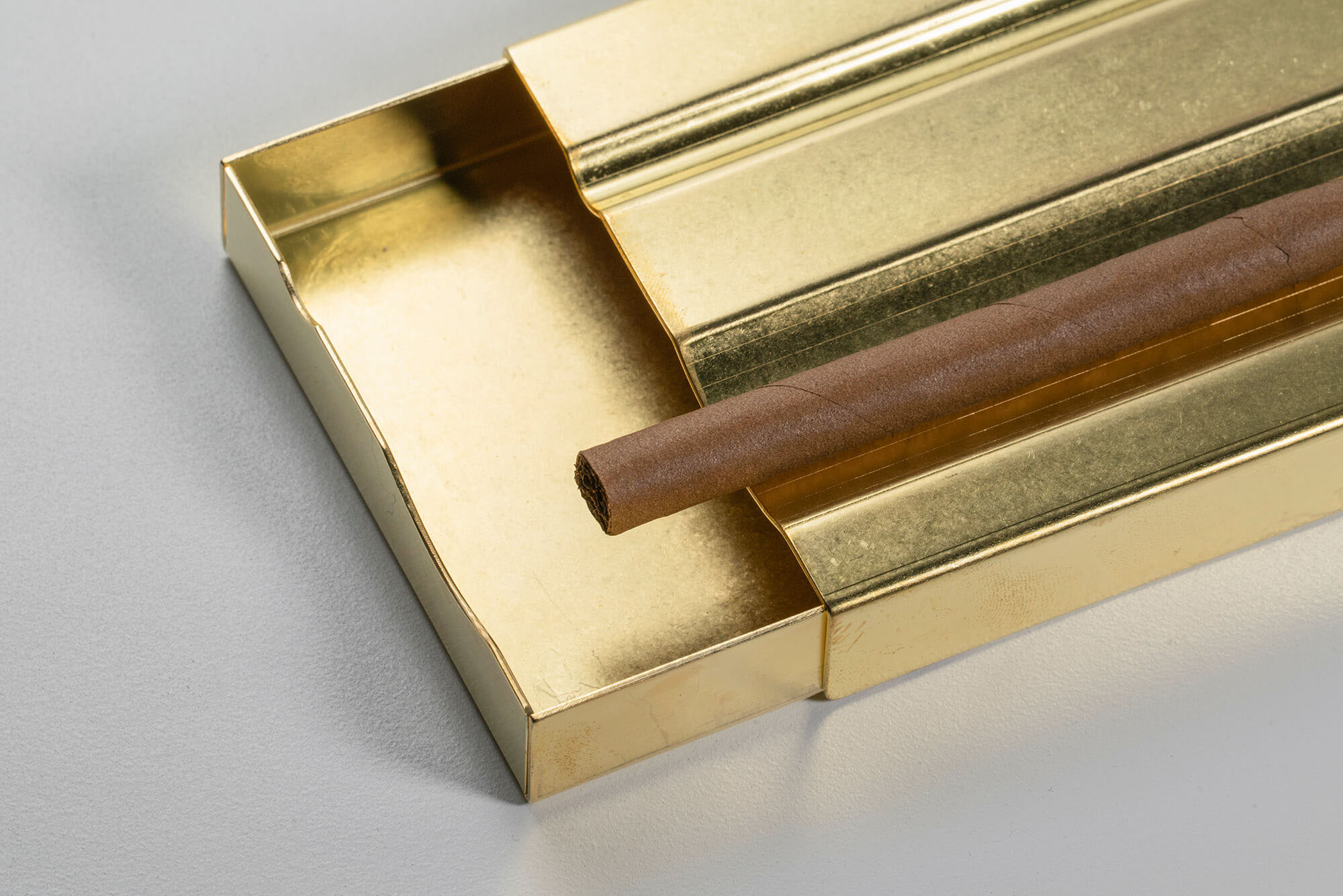 esthetics，Cigar box，brass，