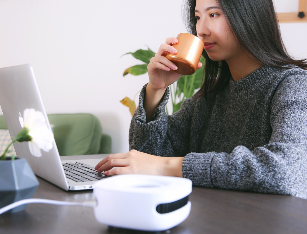 desktop，to work in an office，glass，refrigeration，cold，