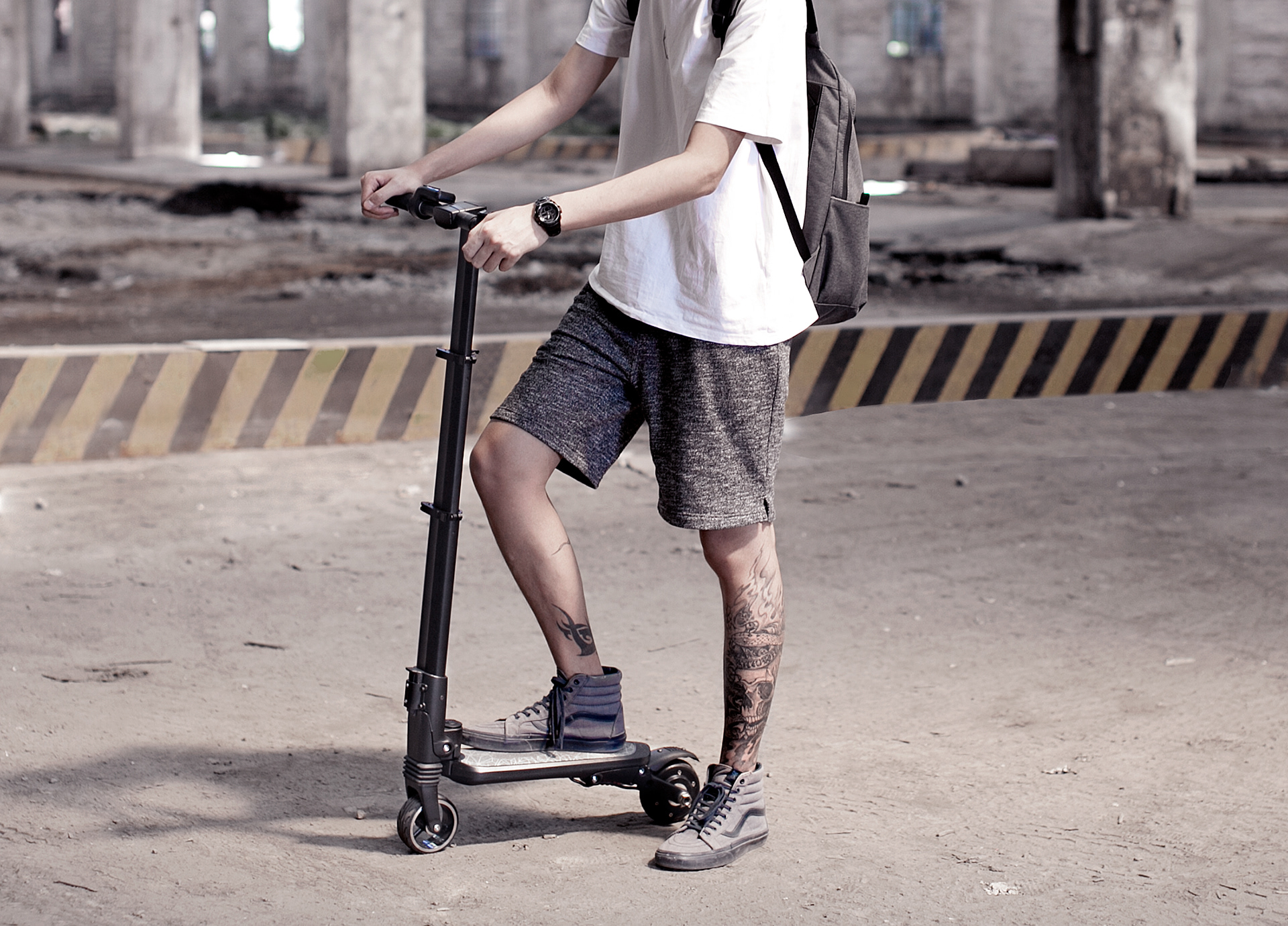 Electric scooter，Metal，vehicle，