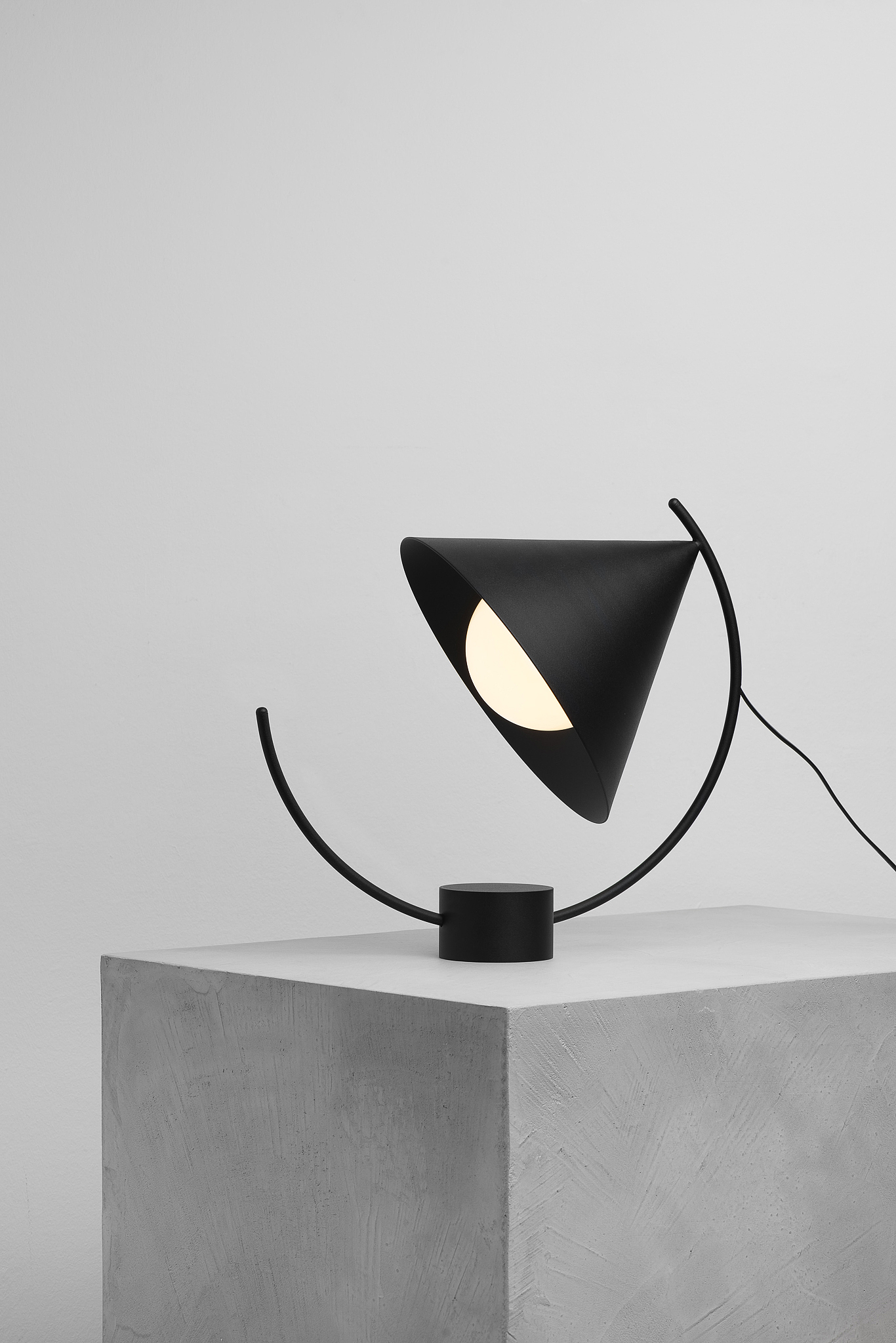 Floor lamp，Metal marble，Material innovation，Creative design，Line geometry，Minimalist geometry，Table lamp design，Lamp design，