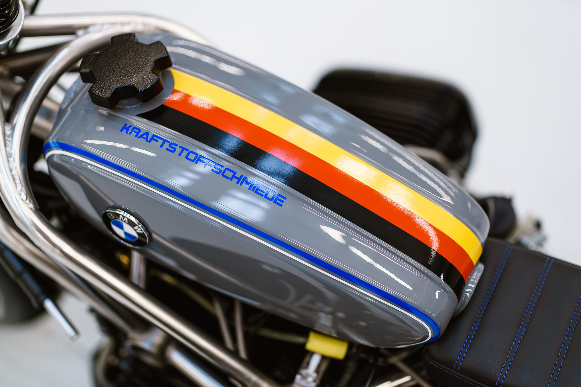 bmw，motorcycle，traffic，Philipp Ludwig，Change car，