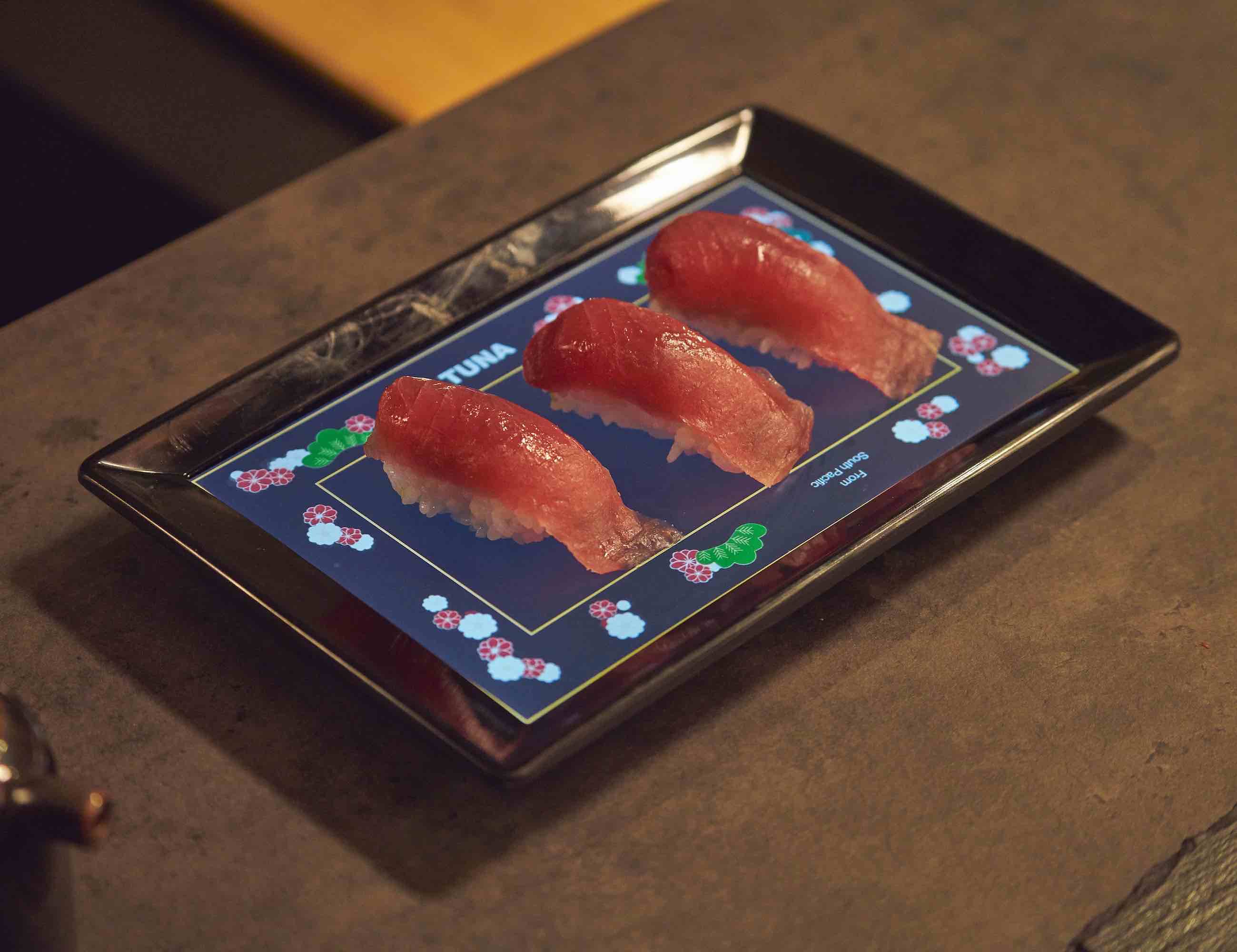 tableware，intelligence，having dinner，plate，