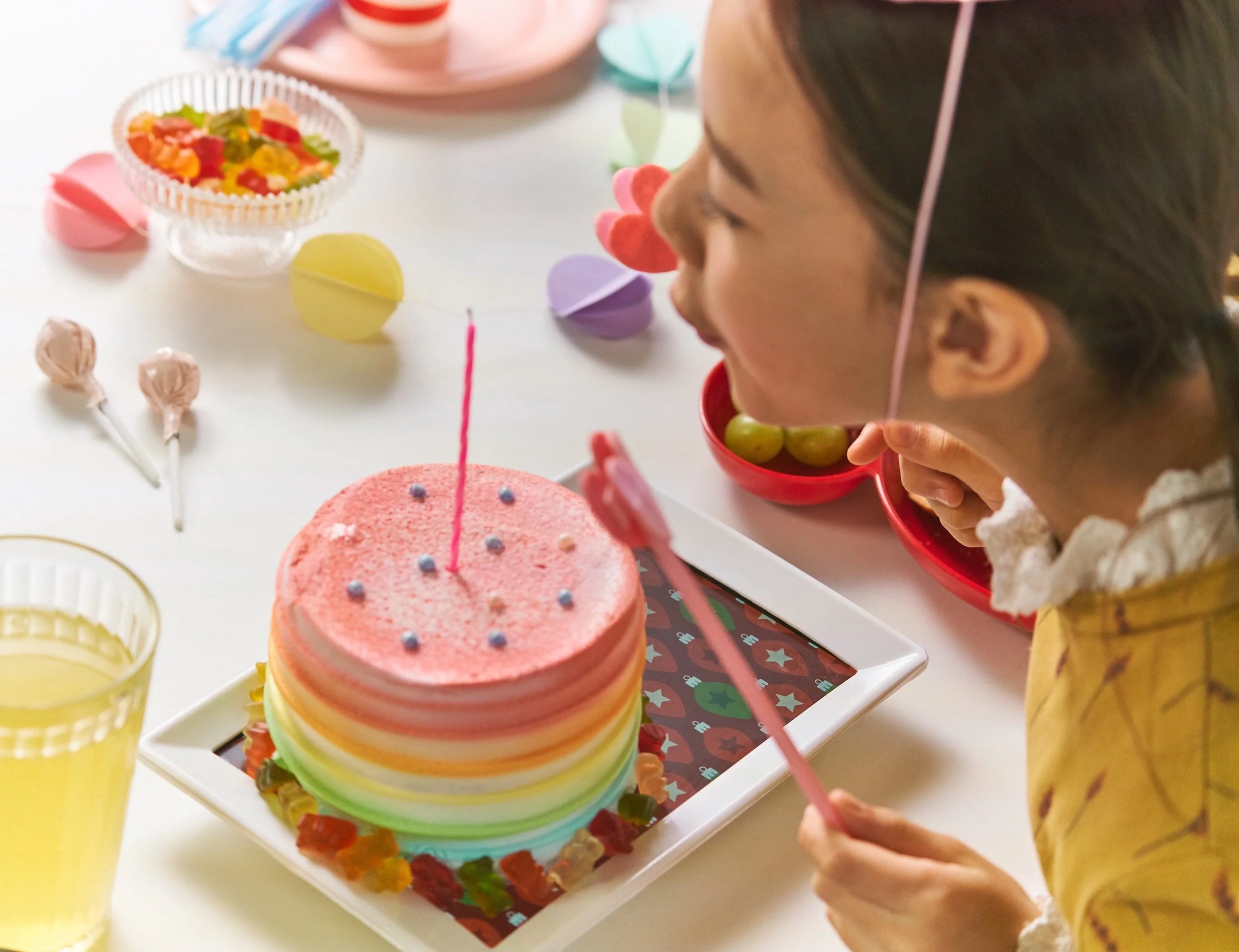 tableware，intelligence，having dinner，plate，