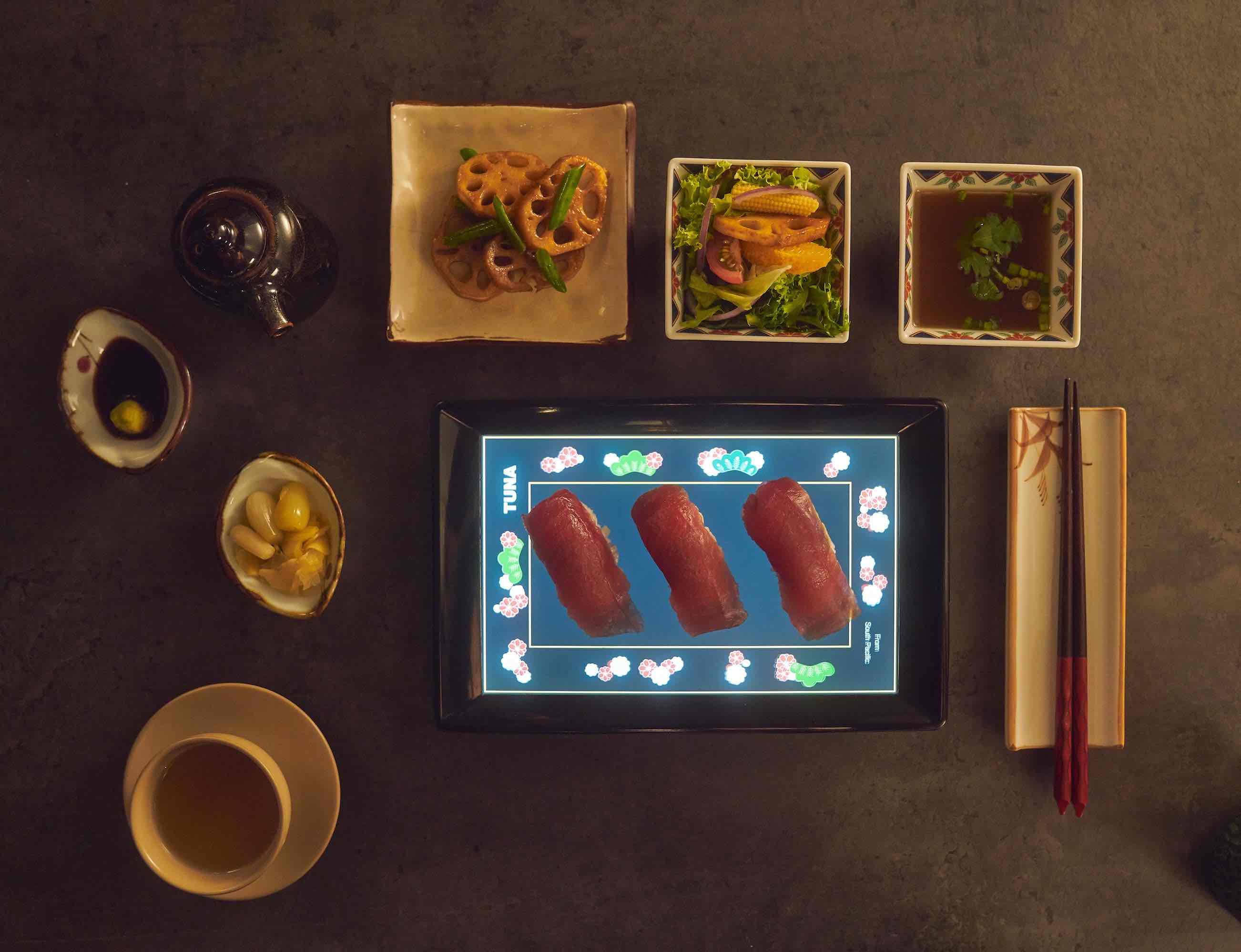 tableware，intelligence，having dinner，plate，