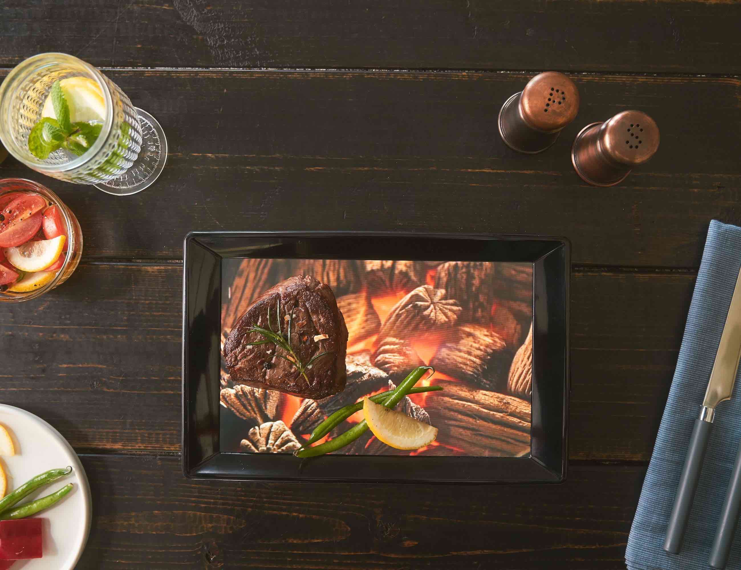 tableware，intelligence，having dinner，plate，