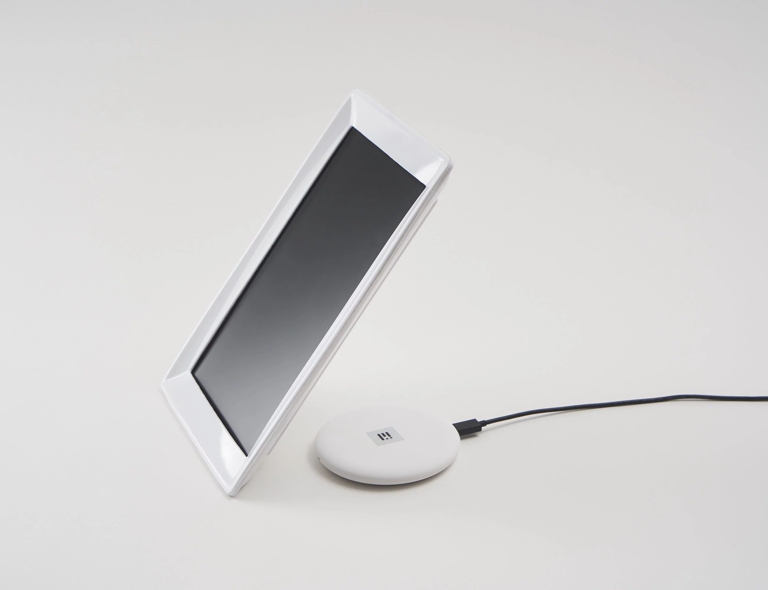 tableware，intelligence，having dinner，plate，