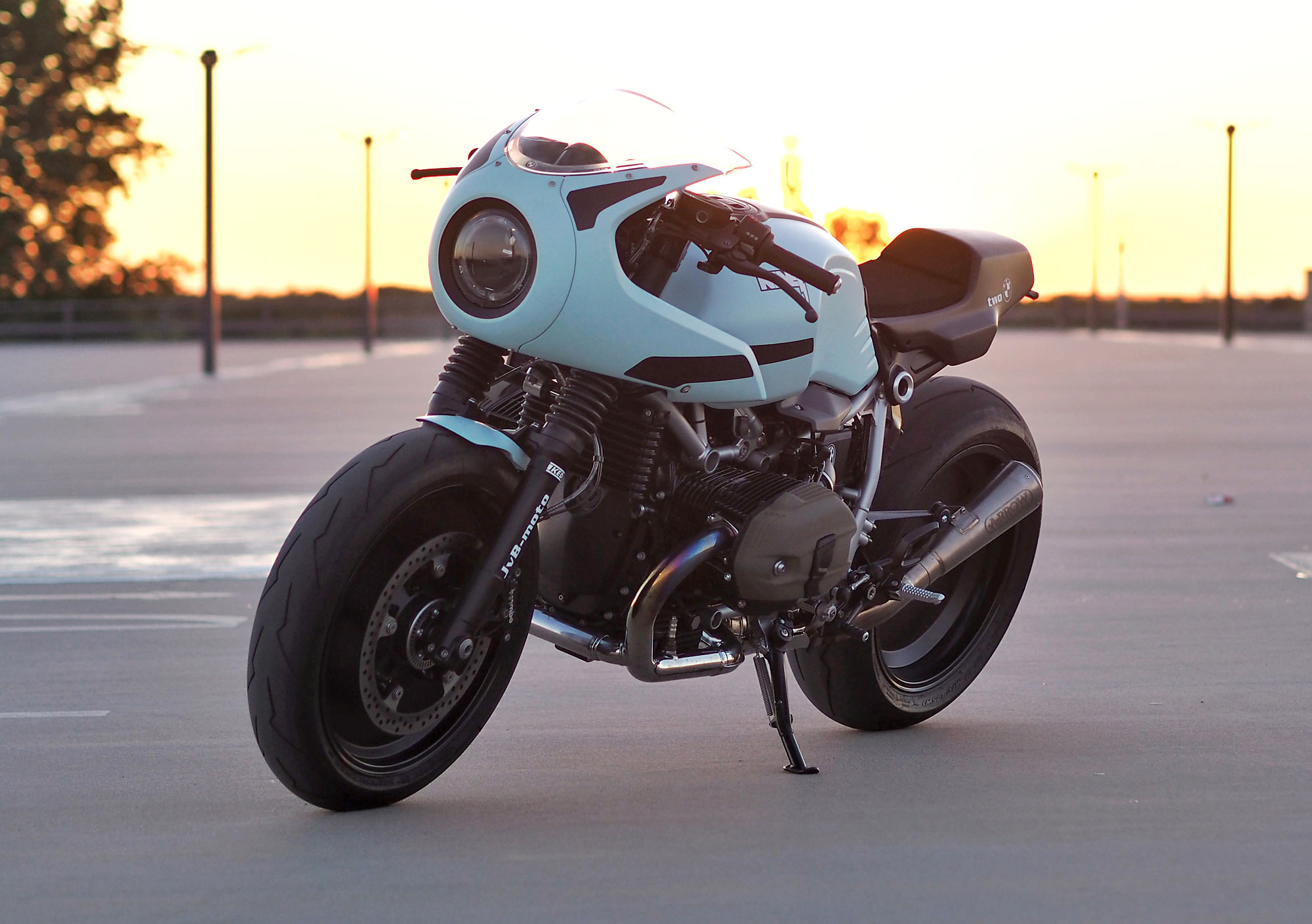 motorcycle，locomotive，two，