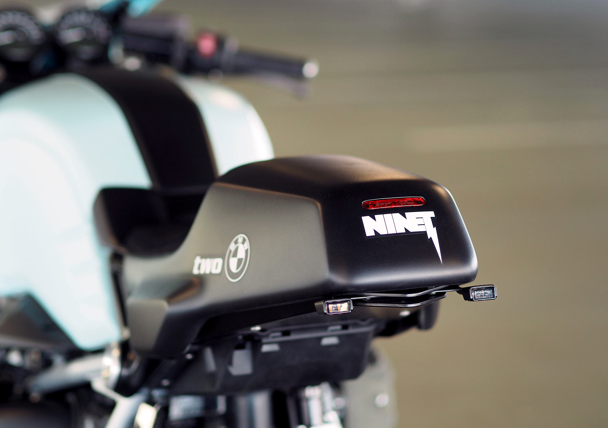 motorcycle，locomotive，two，