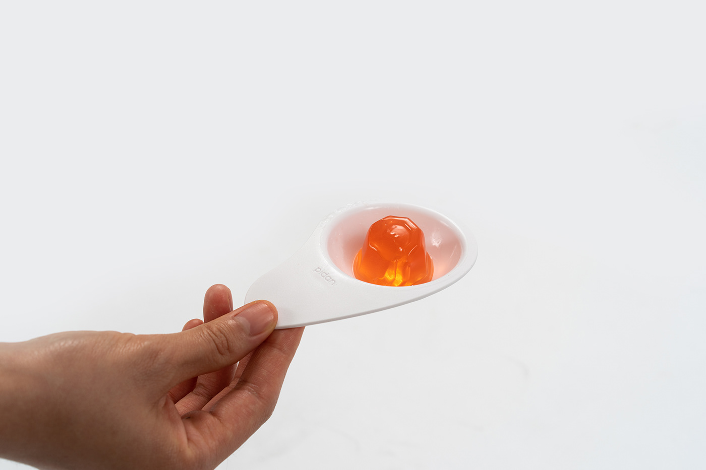 Pets，Pet surroundings，Kitty，stroke a cat，hand basket，Spoon，hide-and-seek，