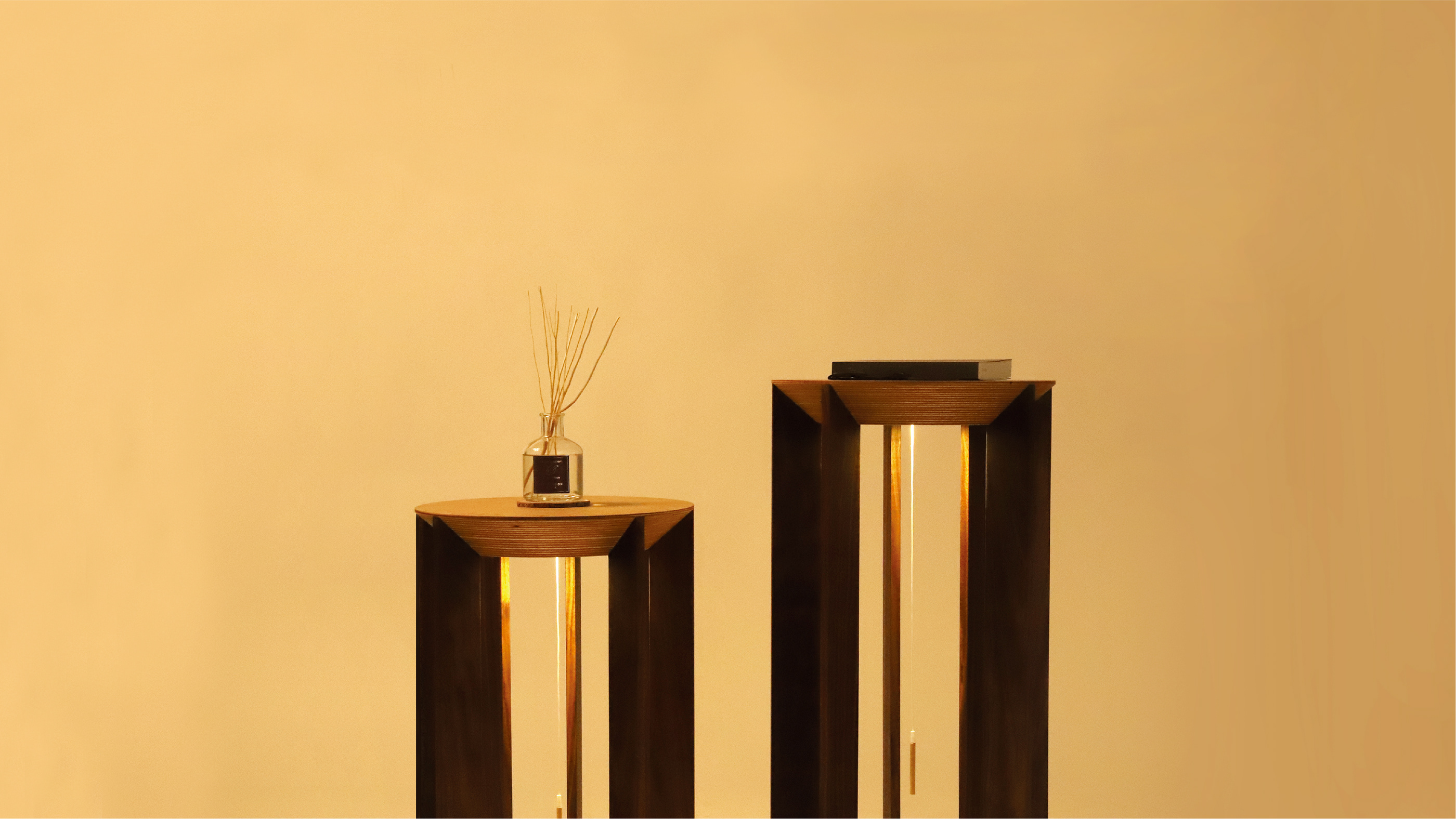 atmosphere，Bedside lamp，moonlit night，