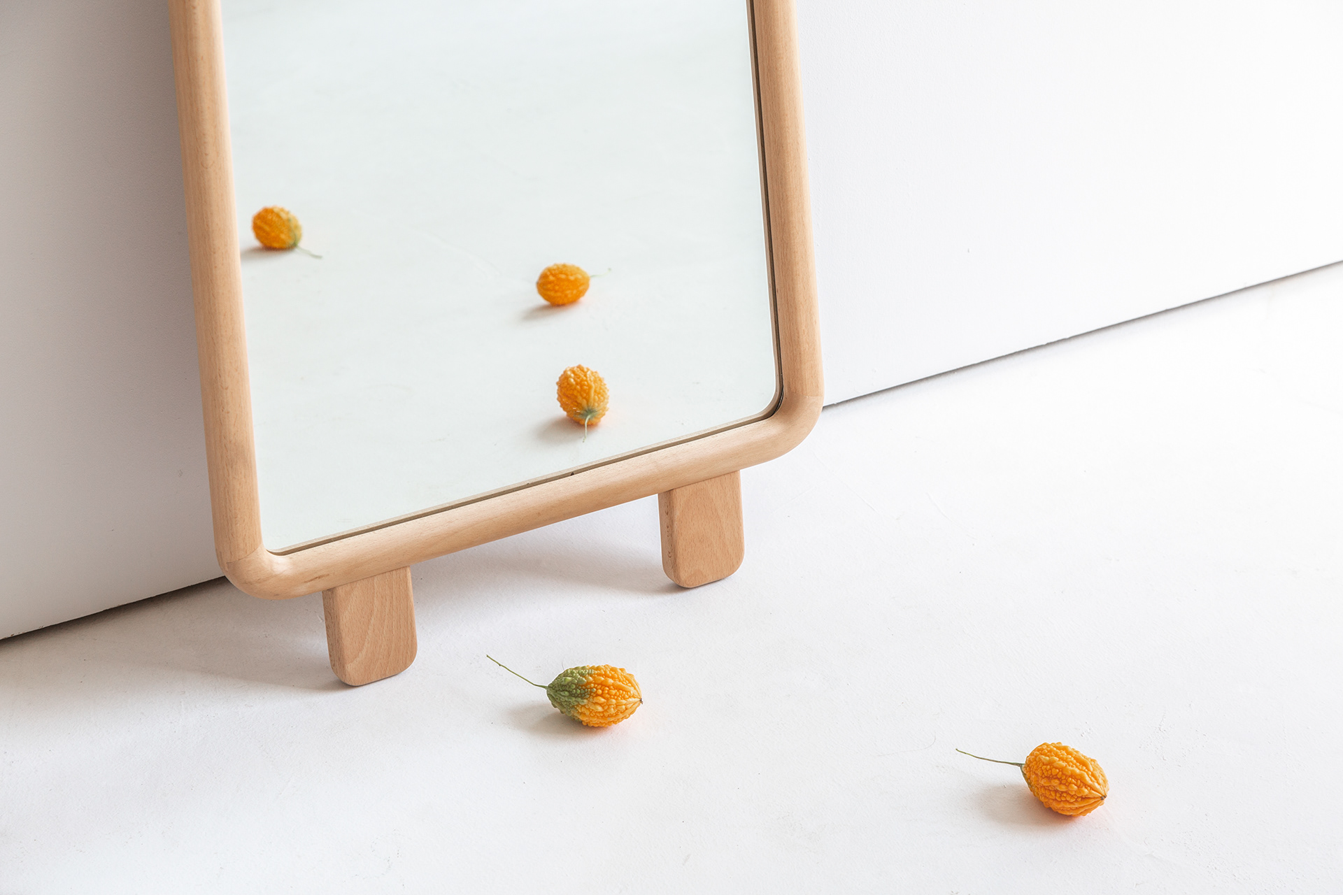 mirror，vertical，woodiness，