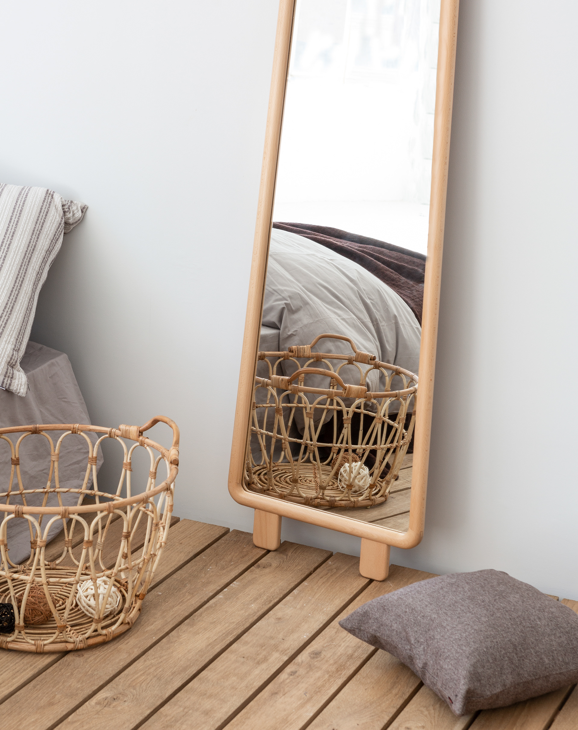 mirror，vertical，woodiness，