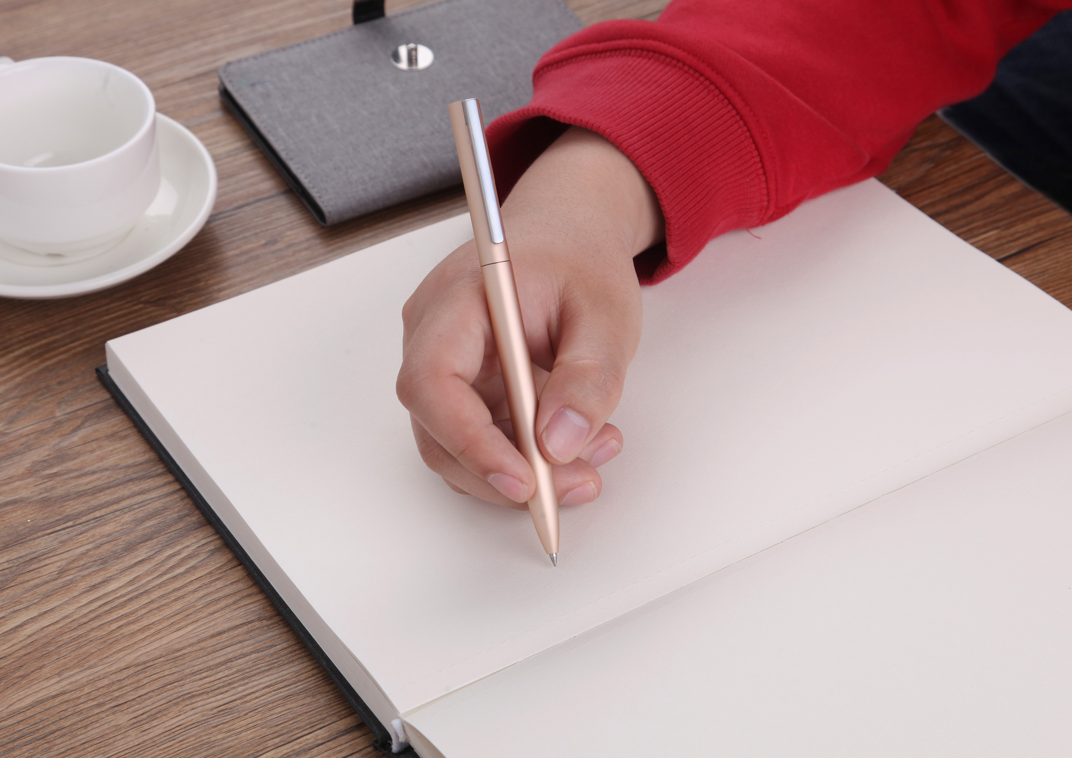 Look for the relationship between the pen holder and the pen holder，