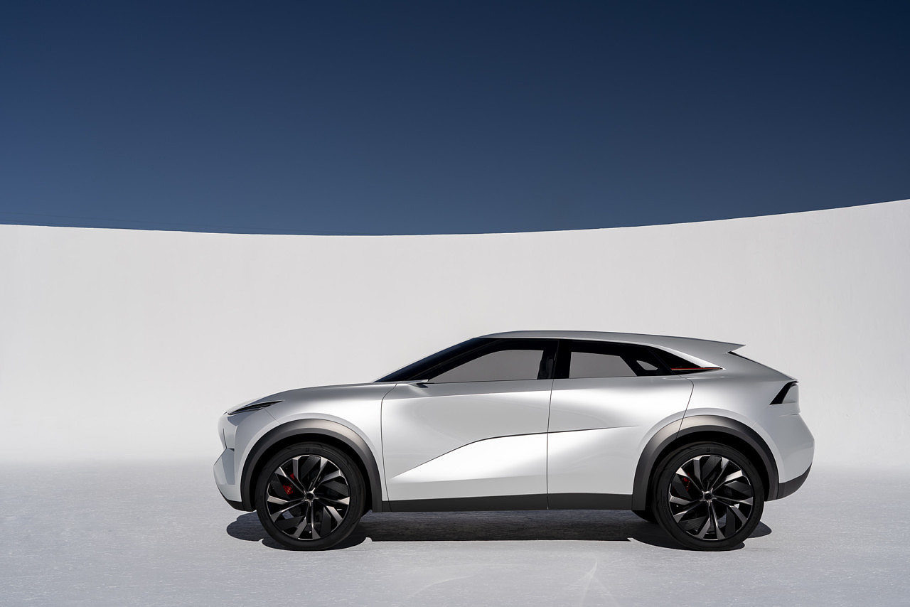 White pearlescent，Architecture，Infiniti，