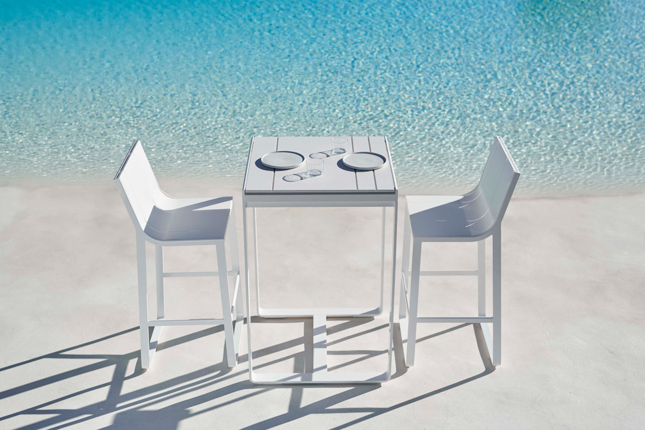 outdoors，durable，table，
