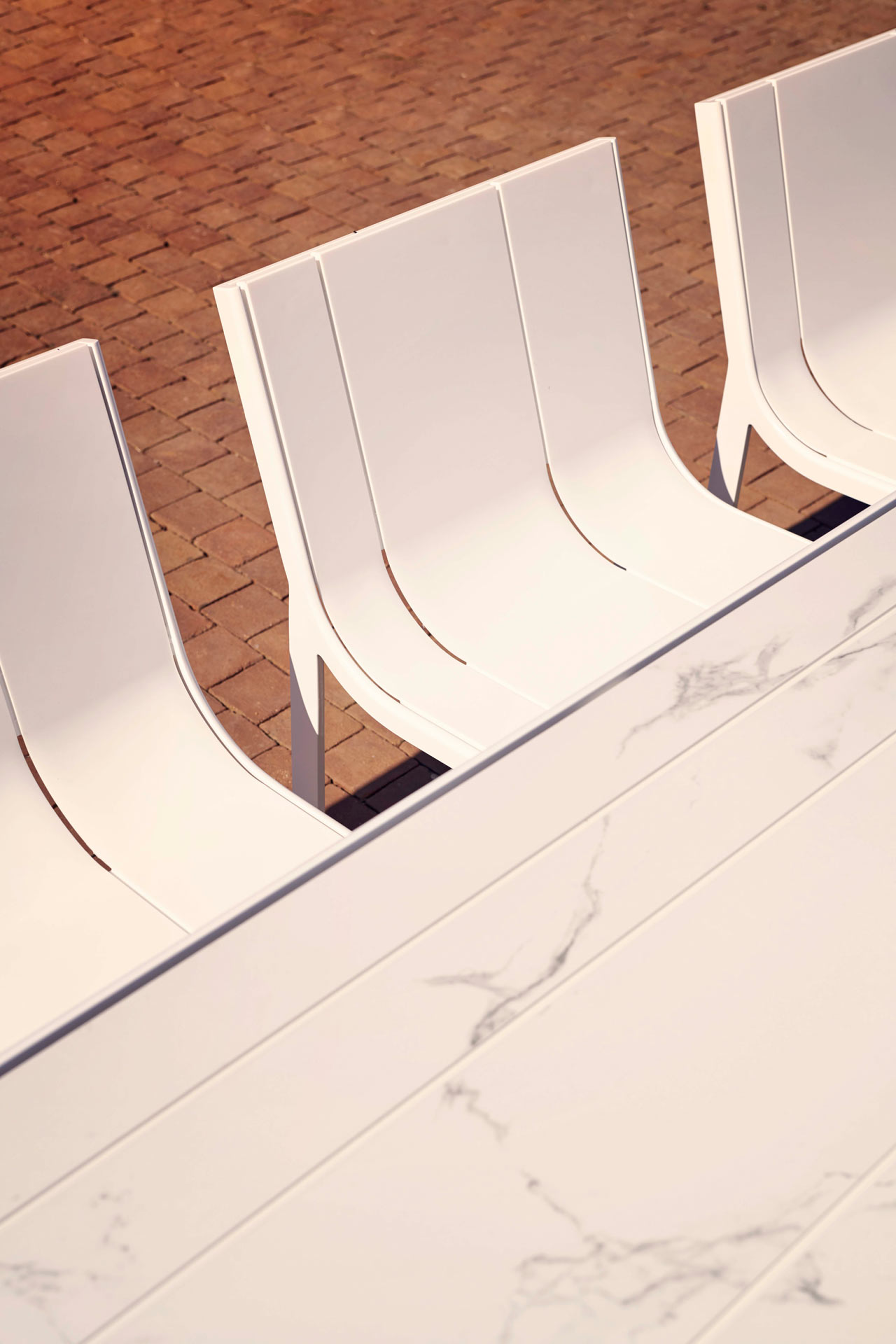 outdoors，durable，table，