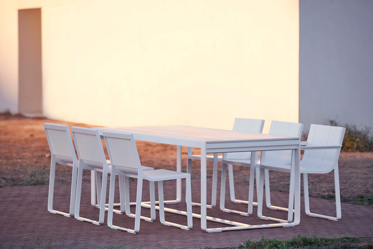 outdoors，durable，table，