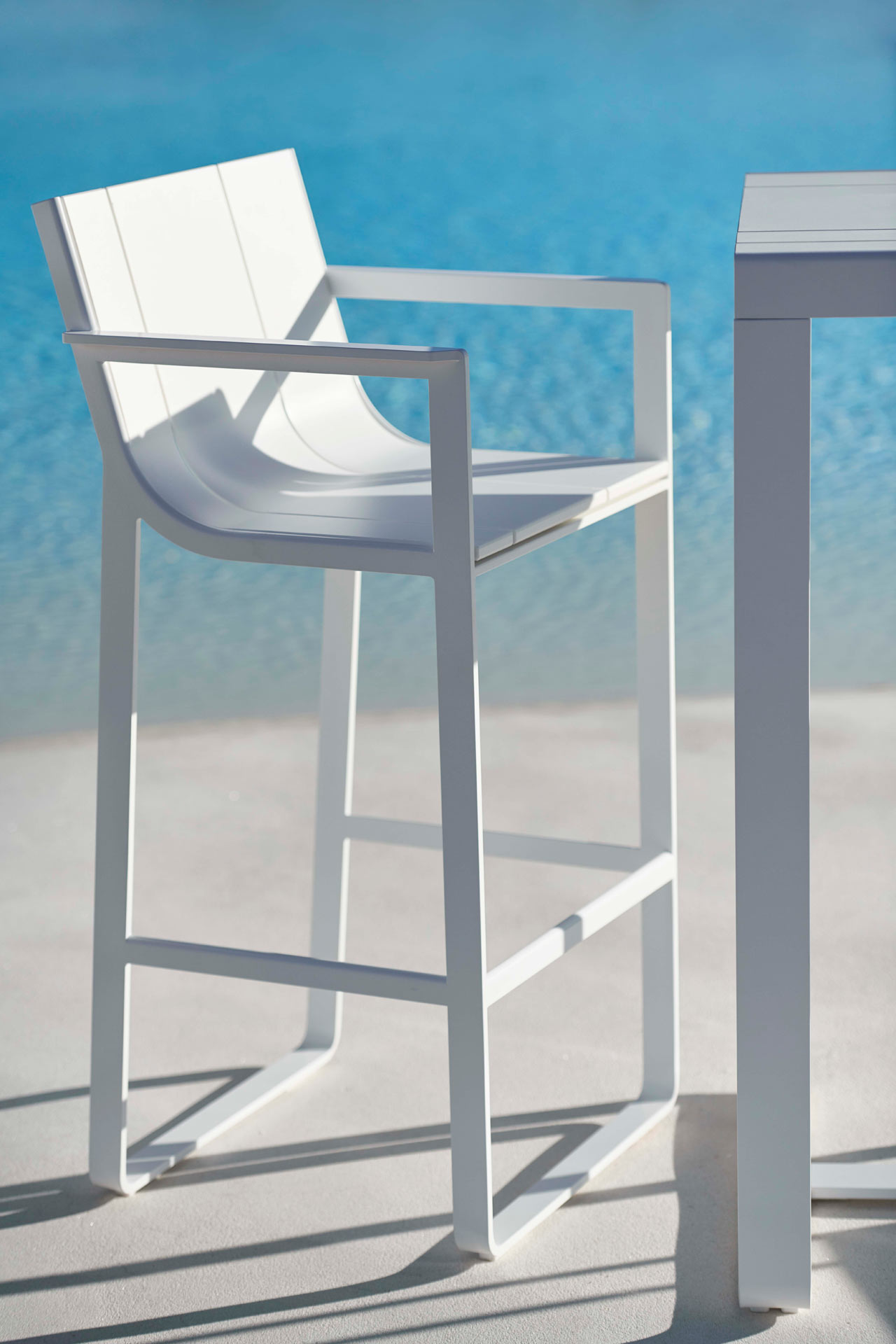 outdoors，durable，table，